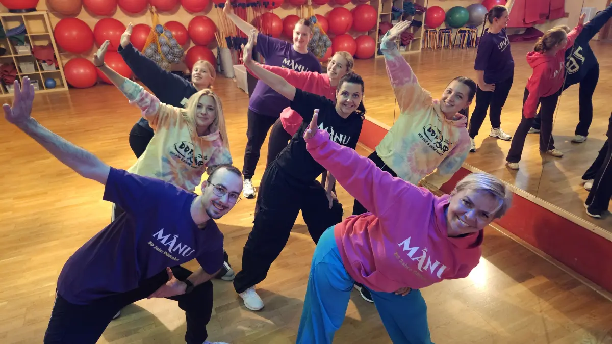 Training für die zweite "Manu"-Gala: Dörte Freitag (vorn rechts) und Franz Thiem (li.) mit Tänzerinnen der Pimkies in Hoyerswerda. Die Jubiläumsshow am 20. September bringt aktuelle und ehemalige Mitglieder auf der Bühne zusammen.