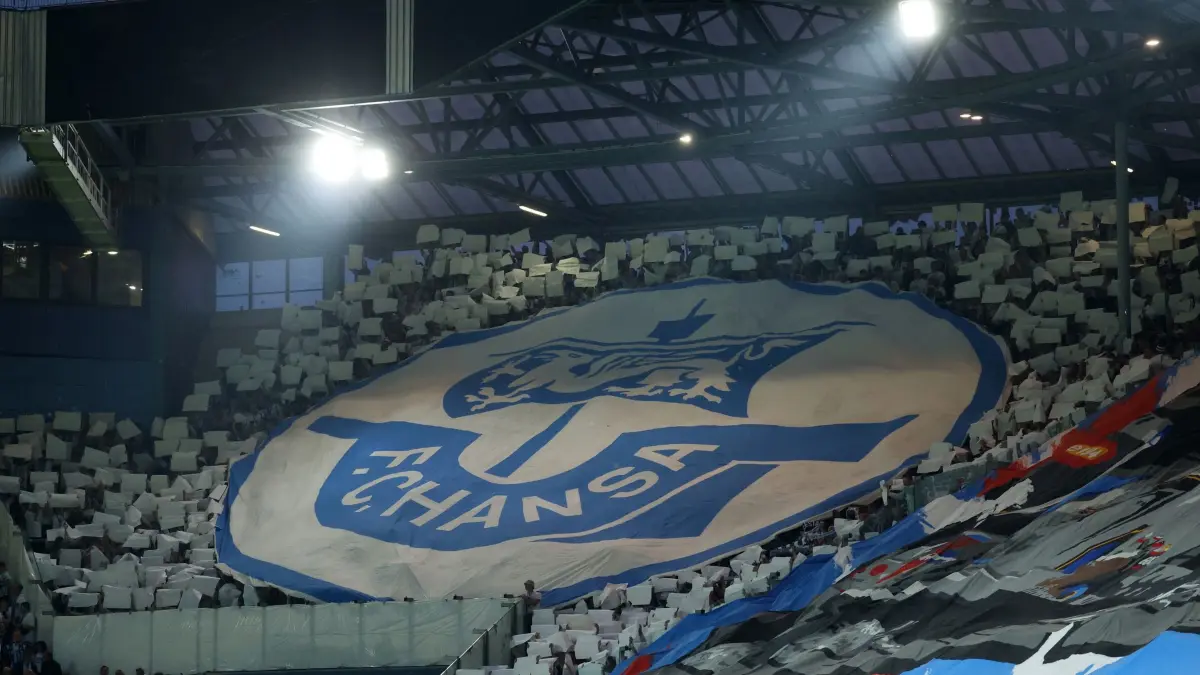 Hansa Rostock - VfB Stuttgart: 21.08.2026, Mecklenburg-Vorpommern, Rostock: Fußball, Männer: DFB-Pokal, Hansa Rostock - VfB Stuttgart, 1. Runde, Ostseestadion. Ein großes Hansa-Logo vor Spielbeginn auf der Tribüne. Foto: Bernd Wüstneck/dpa - WICHTIGER HINWEIS: Gemäß den Vorgaben der Bundesliga bzw. des DFB Deutscher Fußball-Bund ist es untersagt, in dem Stadion und/oder vom Spiel angefertigte Fotoaufnahmen in Form von Sequenzbildern und/oder videoähnlichen Fotostrecken zu verwerten bzw. verwerten zu lassen. +++ dpa-Bildfunk +++
