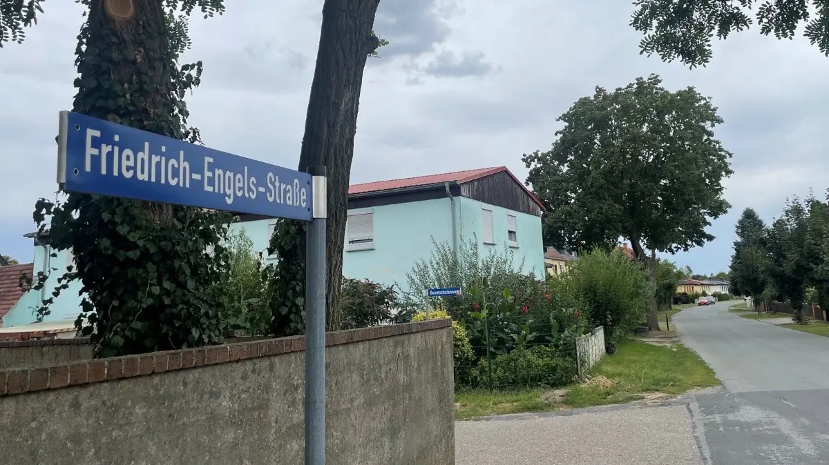 Das Wohngebiet mit der Friedrich-Engels-Straße in Bad Liebenwerda ist beschaulich. Dort leben Menschen zumeist in Einfamilien- und kleineren Mehrfamilienhäusern.