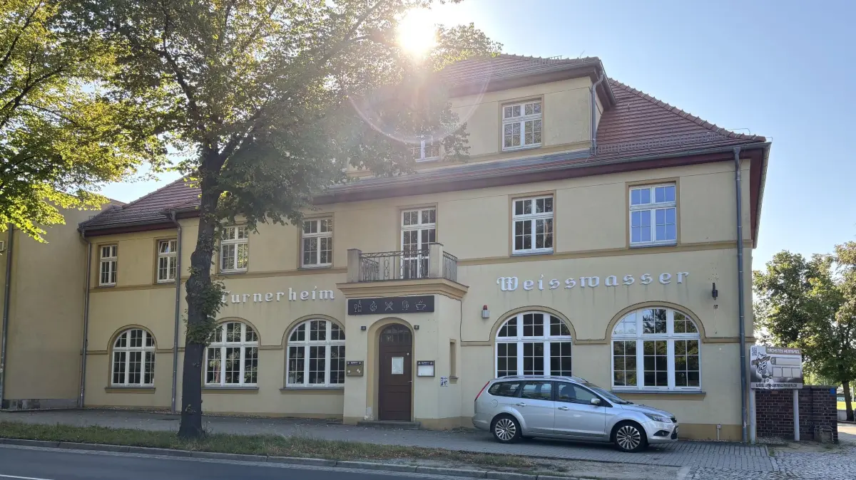 Alles eitel Sonnenschein beim Turnerheim Weißwasser? Seit Jahren wird um die Sanierung der Sportstätte gerungen. Warum es gerade jetzt wieder Geduld braucht.