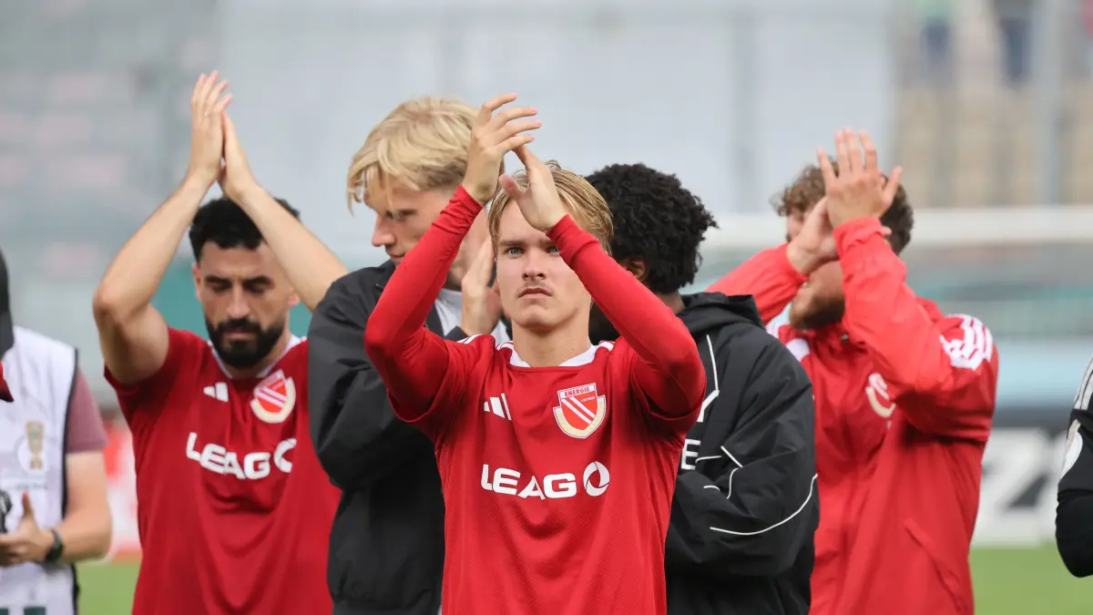 Fussball DFB-Pokal 1. Hauptrunde 2026/2027 FC Energie Cottbus - FC Augsburg: Die Cottbuser Mannschaft bedankt sich bei den Fans - 8 Lukas Michelbrink (Energie Cottbus)