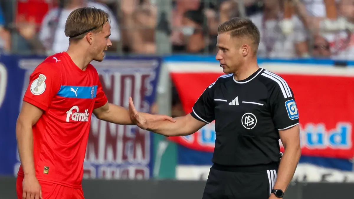 GER, TSV 1860 Muenchen vs. Holstein Kiel, Fussball, DFB-Pokal, 1. Runde, Saison 2026/2027, 22.08.2026: Fould von Jonas Therkelsen Holstein Kiel, 10 wird von Schiedsrichter Felix Weller ermahnt, GER, TSV 1860 Muenchen vs. Holstein Kiel, Fussball, DFB-Pokal, 1. Runde, Saison 2026/2027, 22.08.2026, DFL REGULATIONS PROHIBIT ANY USE OF PHOTOGRAPHS AS IMAGE SEQUENCES, GER, TSV 1860 Muenchen vs. Holstein Kiel, Fussball, DFB-Pokal, 1. Runde, Saison 2026/2027, 22.08.2026 Muenchen *** Fould of Jonas Therkelsen Holstein Kiel, No. 10, is cautioned by referee Felix Weller, GER, TSV 1860 Munich vs. Holstein Kiel, Soccer, DFB Cup, 1st Round, 20262027 Season, August 22, 2026, DFL regulations prohibit any use of photographs as image sequences, GER, TSV 1860 Munich vs. Holstein Kiel, Soccer, DFB Cup, Round 1, 20262027 Season, August 22, 2026, Munich Copyright: xEibner-Pressefoto/JennixMaulx EP_JML