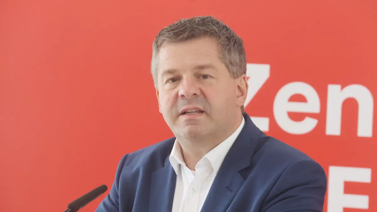 Eröffnung des Europa-Zentrallagers von Möbelhändler Höffner: 22.08.2026, Sachsen-Anhalt, Leuna-Günthersdorf: Sven Schulze (CDU), Ministerpräsident von Sachsen-Anhalt, spricht bei der Eröffnung des Europa-Zentrallagers der Höffner Möbelgesellschaft. Das Zentrallager verfügt über 200.000 Lagerplätze. Foto: Bodo Schackow/dpa +++ dpa-Bildfunk +++