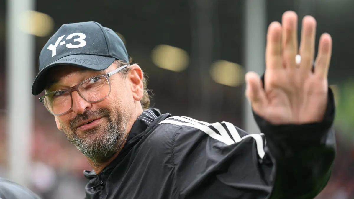 FC Energie Cottbus - FC Augsburg: 22.08.2026, Brandenburg, Cottbus: Fußball, Männer: DFB-Pokal, FC Energie Cottbus - FC Augsburg, 1. Runde, LEAG Energie Stadion, Trainer Claus-Dieter "Pele" Wolltitz (FC Energie Cottbus) gestikuliert. Foto: Robert Michael/dpa - WICHTIGER HINWEIS: Gemäß den Vorgaben der Bundesliga bzw. des DFB Deutscher Fußball-Bund ist es untersagt, in dem Stadion und/oder vom Spiel angefertigte Fotoaufnahmen in Form von Sequenzbildern und/oder videoähnlichen Fotostrecken zu verwerten bzw. verwerten zu lassen. +++ dpa-Bildfunk +++