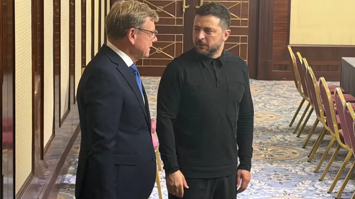 Außenminister Wadephul besucht die Ukraine: 22.08.2026, Ukraine, Kiew: Bundesaußenminister Johann Wadephul (CDU, l) und Wolodymyr Selenskyj, Präsident der Ukraine, treffen bei einer Veranstaltung zusammen. Foto: Michael Fischer/dpa +++ dpa-Bildfunk +++