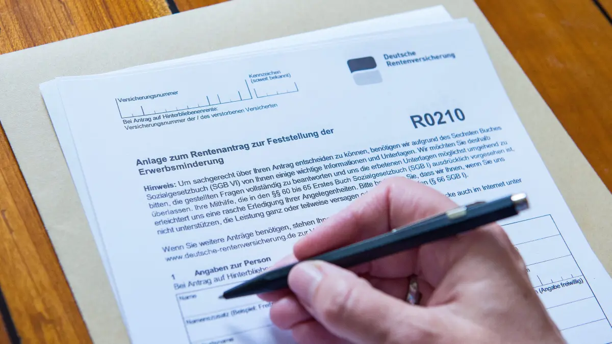 Wegen psychischer Leiden in die Erwerbsminderungsrente: Rentenantrag zur Feststellung der Erwerbsminderung (Foto vom 17.06.2019). Rehakliniken berichten von zunehmend mehr jungen Patientinnen und Patienten, die wegen psychischer Probleme in die Erwerbsminderungsrente rutschen. Dagegen koennte man vieles tun, aber das haengt auch an den Arbeitgebern. (Siehe epd-Bericht vom 22.08.2026)