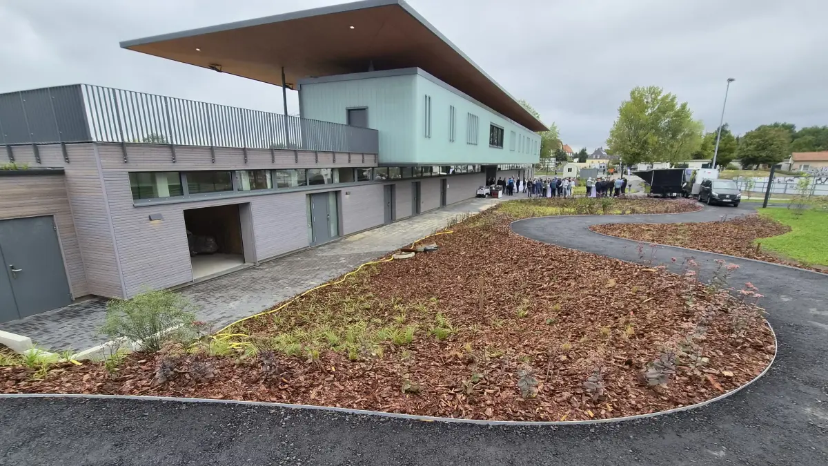Eine geschwungene, stufenlose Rampe führt von der Gebäuderückseite zur westlichen Giebelseite des Sozialgebäudes. Das 80 Meter lange Gebäude ist das neue Prunkstück im Sportpark von Lübbenau.