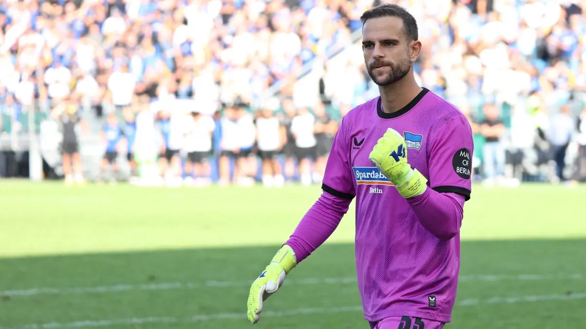 1. FC Saarbrücken - Hertha BSC: 22.08.2026, Saarland, Saarbrücken: Fußball, Männer: DFB-Pokal, 1. FC Saarbrücken - Hertha BSC, 1. Runde, im Ludwigspark-Stadion: Torwart Marius Gersbeck (Hertha BSC) jubelt und ballt die Faust. Foto: Fabian Kleer/dpa - WICHTIGER HINWEIS: Gemäß den Vorgaben der Bundesliga bzw. des DFB Deutscher Fußball-Bund ist es untersagt, in dem Stadion und/oder vom Spiel angefertigte Fotoaufnahmen in Form von Sequenzbildern und/oder videoähnlichen Fotostrecken zu verwerten bzw. verwerten zu lassen. +++ dpa-Bildfunk +++