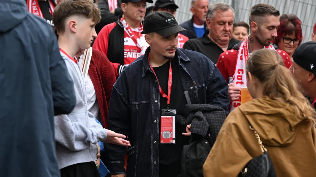 DFB-Pokal (1. Runde): Energie Cottbus - FC Augsburg 2026/27: Fußball, Herren, Saison 2026/2027, DFB-Pokal (1. Runde), FC Energie Cottbus - FC Augsburg, Erik Engelhardt (Energie Cottbus) und Fans auf der Tribüne, 22.08.2026, Foto: Matthias Koch
