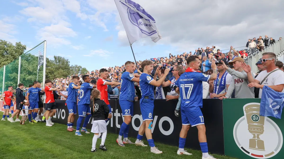 Fussball DFB-Pokal 1. Runde, VfB Krieschow - 1. FSV Mainz 05: 23.08.2026, xtgx, Fussball DFB-Pokal 1. Runde, VfB Krieschow - 1. FSV Mainz 05, v.l. Krieschow Bedankt sich bei den Fans DFL/DFB REGULATIONS PROHIBIT ANY USE OF PHOTOGRAPHS as IMAGE SEQUENCES and/or QUASI-VIDEO Krieschow *** August 23, 2026, xtgx, Soccer DFB Cup First Round, VfB Krieschow 1 FSV Mainz 05, from left: Krieschow thanks the fans. DFL and DFB regulations prohibit any use of photographs as image sequences and/or quasi-video. Krieschow