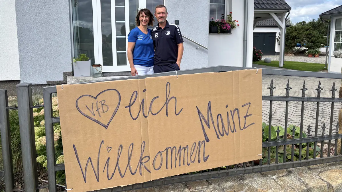 Krieschow heißt die Mainzer Fans herzlich willkommen. Die Vorfreude auf das Pokalspiel im kleinen Ort ist riesig.