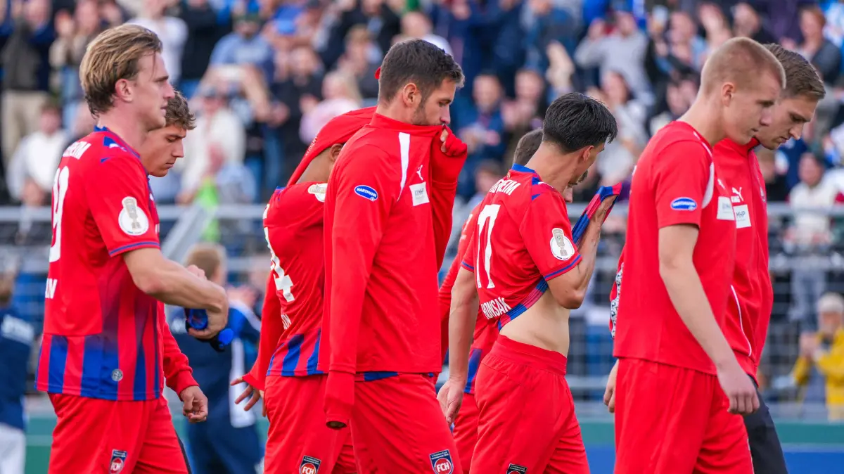 1. FC Heidenheim enttäuscht, frustriert, verärgert nach Abpfiff, Deutschland: Fussball, DFB Pokal, Saison 2026/27, 1. Ru: 1. FC Heidenheim enttäuscht, frustriert, verärgert nach Abpfiff, Deutschland: Fussball, DFB Pokal, Saison 2026/27, 1. Runde, 23.08.2026, SSV Jeddeloh II vs 1. FC Heidenheim, Marschweg-Stadion Oldenburg, Niedersachsen *** 1 FC Heidenheim: Disappointed, Frustrated, Angry After the Final Whistle, German Soccer, DFB Cup, 202627 Season, First Round, August 23, 2026, SSV Jeddeloh II vs. 1 FC Heidenheim, Marschweg Stadium, Oldenburg, Lower Saxony Copyright: xLeonxFrickx