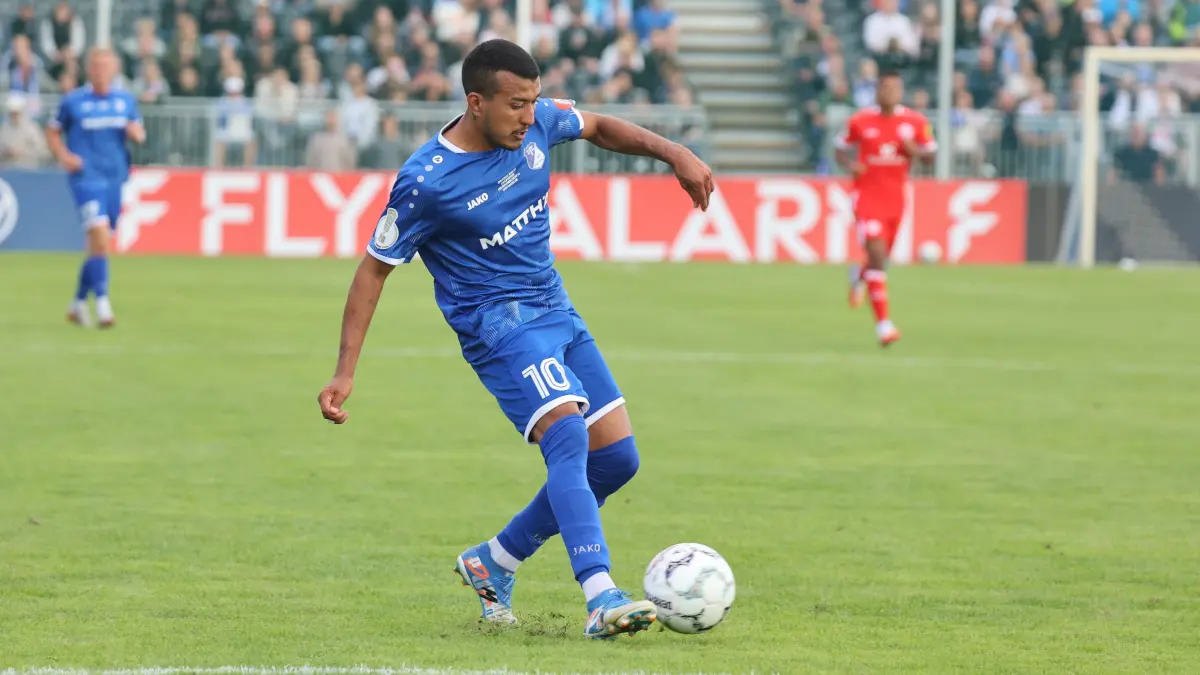 Fußball DFB-Pokal 2026/2027 1. Hauptrunde VfB Krieschow 1921 - 1. FSV Mainz 05: 10 Pereira Rodrigues, Miguel (Krieschow)