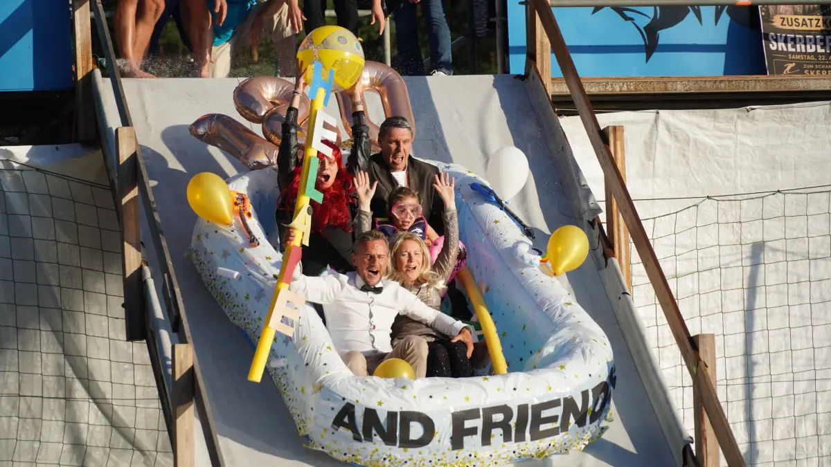Die Gruppe Heläne Füscher hat sichtlich viel Spaß beim Gaudispringen in Skerbersdorf.