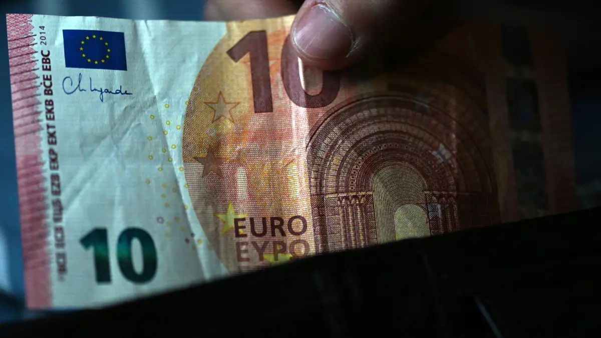 Geld: ARCHIV - 26.09.2022, Nordrhein-Westfalen, Köln: Ein Mann nimmt einen Zehn-Euro-Schein aus einem Portemonaie. (zu dpa: «Banküberfall mit zehn Euro Beute - Prozess beginnt») Foto: Federico Gambarini/dpa +++ dpa-Bildfunk +++