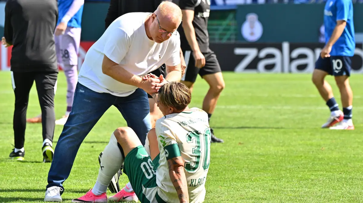 SpVgg Greuther Fürth - VfL Bochum: 23.08.2026 - Fussball - Saison 2026 2027 - DFB Pokal Vereinspokal - 01. Runde: SpVgg Greuther Fürth Kleeblatt - VfL Bochum - Sportfoto Zink / MeZi - xmexzix - regulations prohibit any use of photographs as image sequences and/or quasi-video - Heiko Vogel Trainer SpVgg Greuther Fürth Felix Klaus 30, SpVgg Greuther Fürth enttäuscht / Enttäuschung nach Spielende *** August 23, 2026 Soccer Season 20262027 DFB Cup Club Cup First Round SpVgg Greuther Fürth Kleeblatt vs. VfL Bochum Sports photo by Zink MeZi xmexzix. Regulations prohibit any use of photographs as image sequences and/or quasi-video. HeIko Vogel, coach of SpVgg Greuther Fürth, Felix Klaus, 30 SpVgg Greuther Fürth disappointeddisappointment after the final whistle