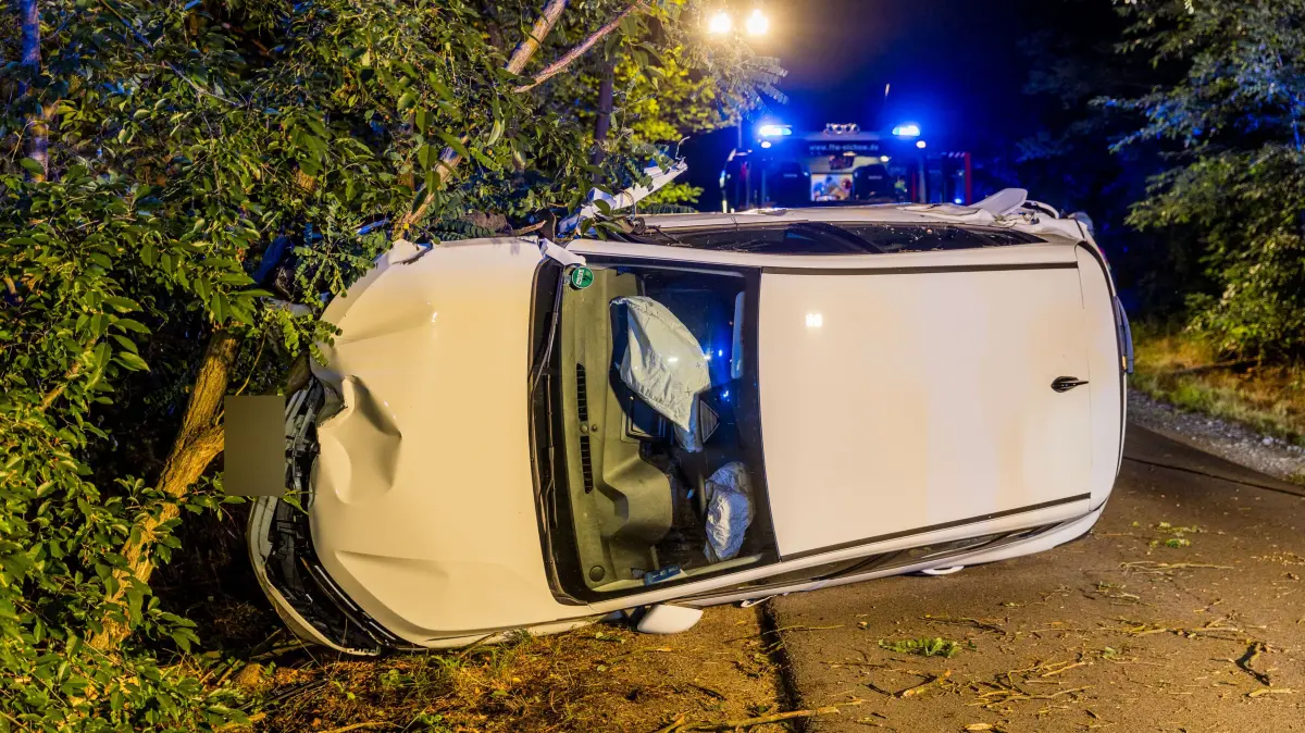 Nach einem Unfall am Abend des 23. August 2026 blieb das involvierte Fahrzeug zwischen den Ortsteilen Brodkowitz und Casel auf der Seite liegen.