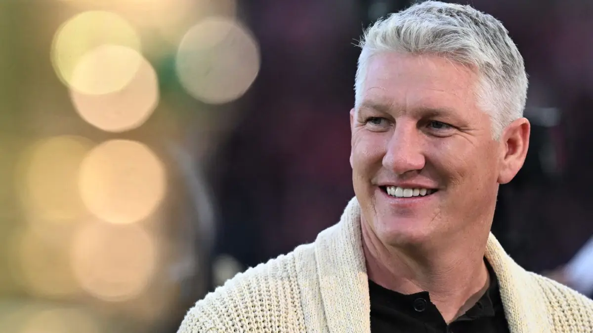 Hallescher FC - FC Schalke 04: 24.08.2026, Sachsen-Anhalt, Halle/Saale: Fußball, Männer: DFB-Pokal, Hallescher FC - FC Schalke 04, TV-Experte Bastian Schweinsteiger steht neben dem DFB-Pokal. Foto: Hendrik Schmidt/dpa - WICHTIGER HINWEIS: Gemäß den Vorgaben der Bundesliga bzw. des DFB Deutscher Fußball-Bund ist es untersagt, in dem Stadion und/oder vom Spiel angefertigte Fotoaufnahmen in Form von Sequenzbildern und/oder videoähnlichen Fotostrecken zu verwerten bzw. verwerten zu lassen. +++ dpa-Bildfunk +++