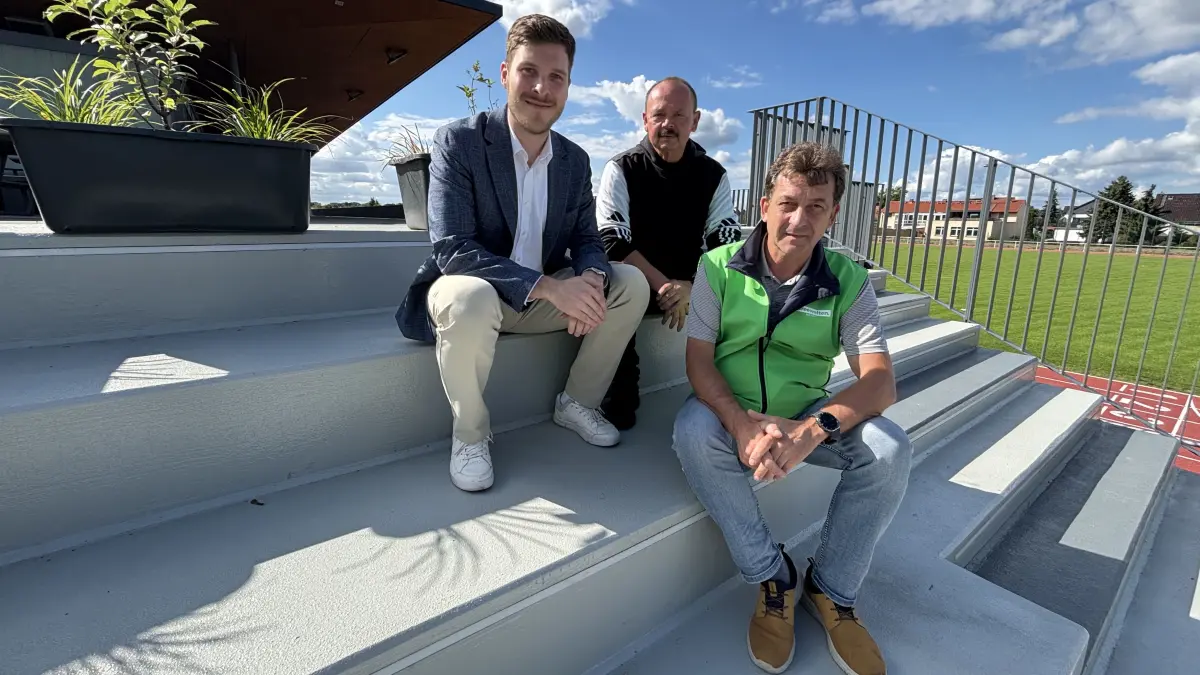 Paul Schlorf, Thomas Zelder und Axel Kopsch (von li.) gehören der Arbeitsgemeinschaft an, die extra für die Einweihung der neuen Sportanlage in Lübbenau gegründet wurde.