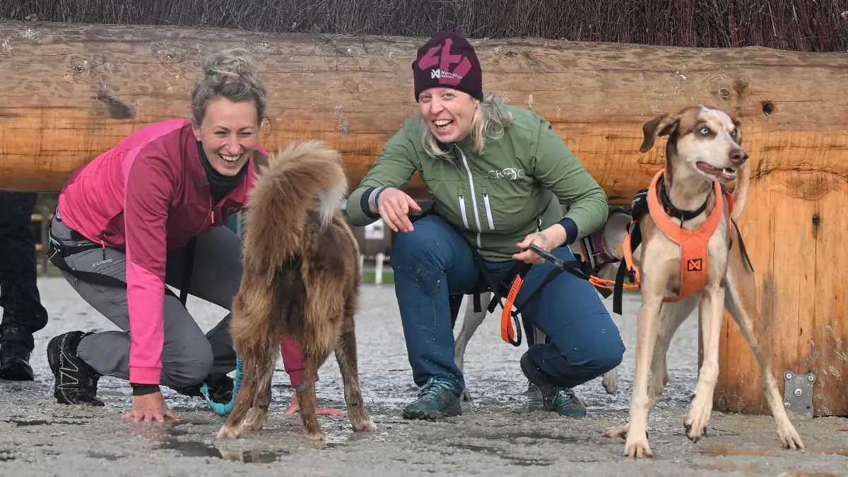 Mandy Giruc (l.) und Annick Busl organisieren das Hundefestival an der F60 in Lichterfeld. Was die Besucher, mit oder ohne Hund, erwartet.