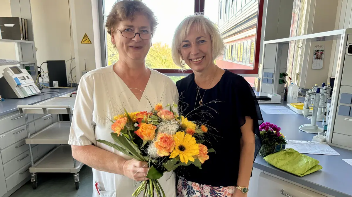 Angelika Bertko wird mit netten Worten, kleinen Geschenken und Blumen aus ihrem Arbeitsleben am Kreiskrankenhaus Weißwasser verabschiedet. Verwaltungsleiterin Manja Weigert (r.) wünscht ihr für den Ruhestand alles Gute.