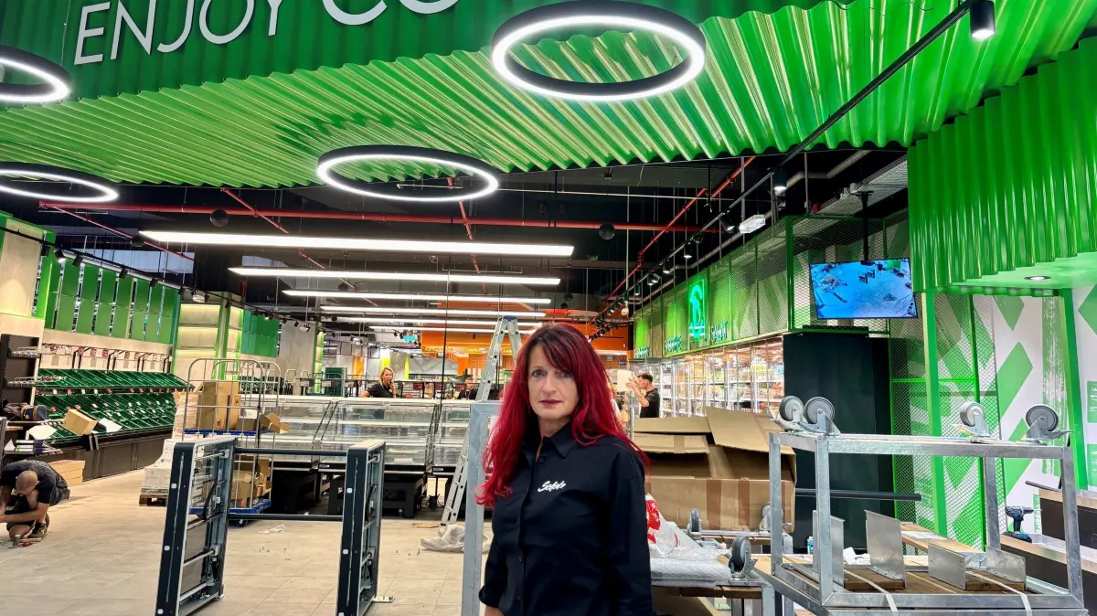 Die Inhaberin Kathrin Scholz steht im Eingangsbereich des neuen Edeka-Marktes in der Spree-Galerie in Cottbus, der jetzt eröffnet werden soll.