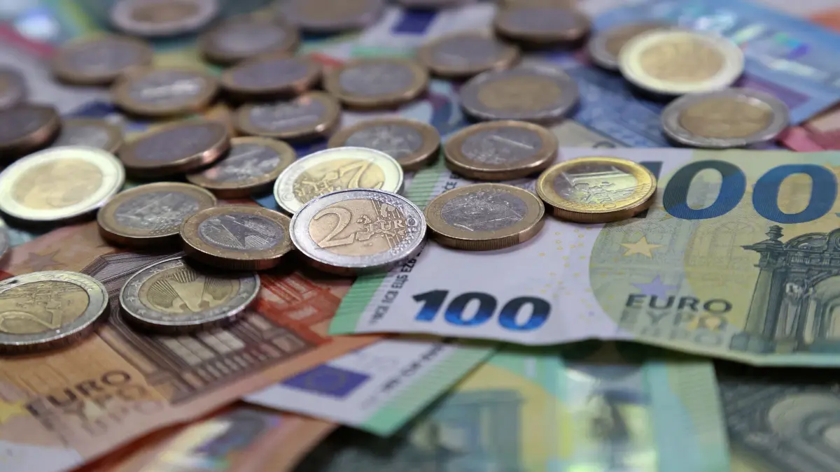 Vermögen hessischer Haushalte: ILLUSTRATION - 15.05.2024, Bayern, Kaufbeuren: ILLUSTRATION Verschiedene Euro-Banknoten und Euro-Münzen liegen auf einem Tisch.
Normalerweise liegt das Geld bei den Menschen nicht auf dem Tisch, sondern auf dem Konto. (zu dpa: «Geldvermögen in Hessen im Schnitt bei 84.500 Euro») Foto: Karl-Josef Hildenbrand/dpa +++ dpa-Bildfunk +++