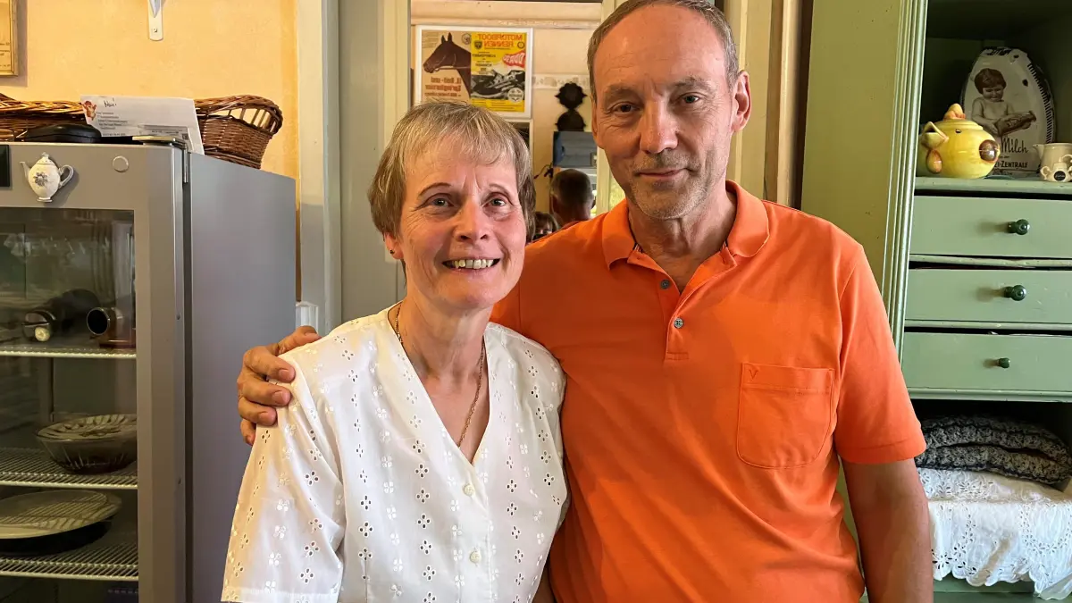 Die Betreiber Annett und Marko Weisbrodt im Café Matthias – wer hier stehen bleibt, entdeckt mehr als Kuchen und Kaffee.