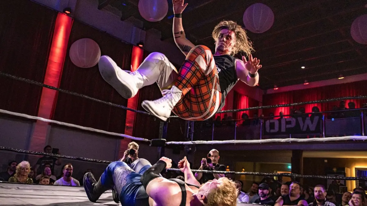 Marcel Domke fliegt durch die Luft. Als Wrestler Robert Kaiser hat er sich für den Kampfabend in Doberlug-Kirchhain viel vorgenommen.