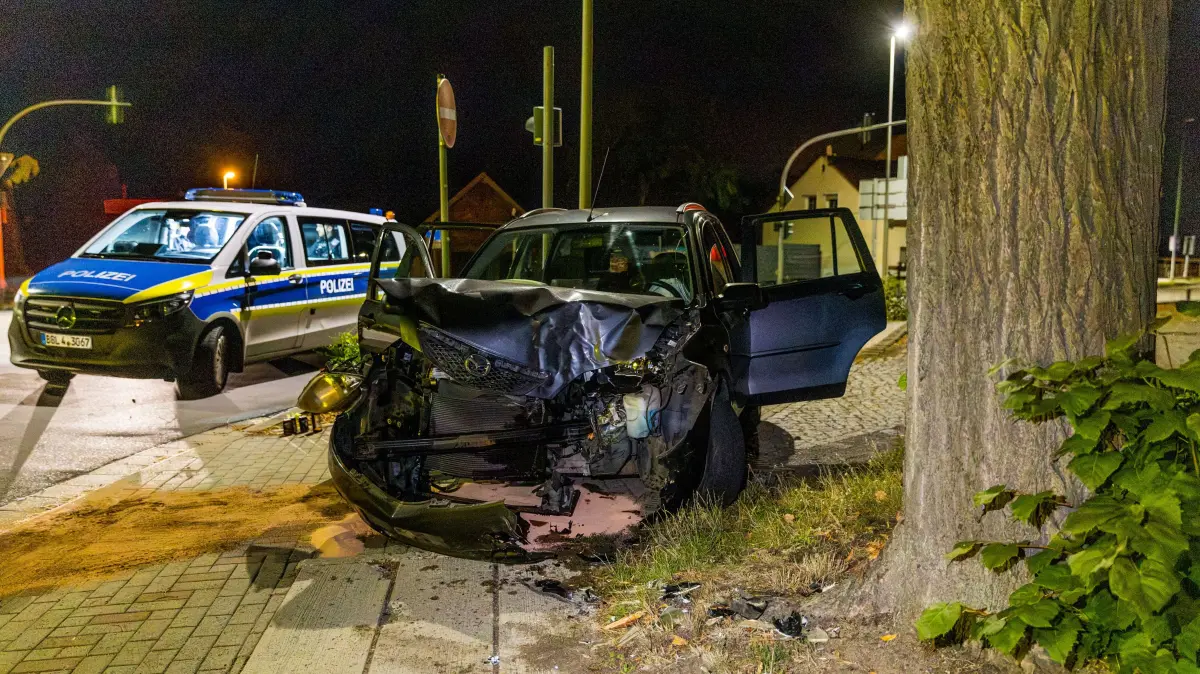In Kolkwitz hat sich an der Kreuzung Bahnhofstraße/Berliner Straße ein Unfall ereignet. Ein Pkw war von der Straße abgekommen und ist kurz hinter der Kreuzung gegen einen Baum geprallt.