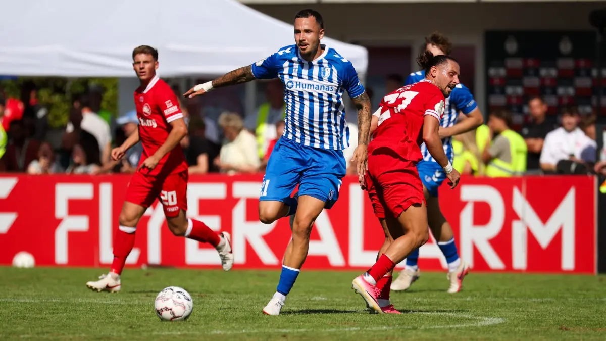 Bahlinger SC - 1. FC Magdeburg: 23.08.2026, Baden-Württemberg, Bahlingen am Kaiserstuhl: Fußball, Männer, DFB-Pokal, Bahlinger SC - 1. FC Magdeburg, 1. Runde, Kaiserstuhlstadion: Marco Bauer (l, Bahlinger SC), Falko Michel (M, 1. FC Magdeburg) und Kapitän Hasan Pepic (r, Bahlinger SC) in Aktion. Foto: Philipp von Ditfurth/dpa - WICHTIGER HINWEIS: Gemäß den Vorgaben der Bundesliga bzw. des DFB Deutscher Fußball-Bund ist es untersagt, in dem Stadion und/oder vom Spiel angefertigte Fotoaufnahmen in Form von Sequenzbildern und/oder videoähnlichen Fotostrecken zu verwerten bzw. verwerten zu lassen. +++ dpa-Bildfunk +++