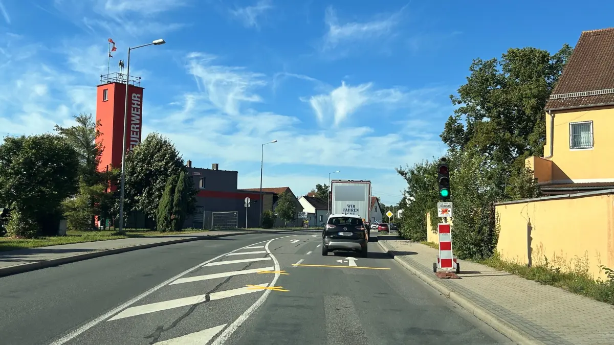 Temporäre Lichtsignalanlagen auf der Bundesstraße B169 sorgen für Unmut unter Verkehrsteilnehmern. Drei Ampeln sind in Schwarzheide Ost an der Einmündung zur Naundorfer Straße platziert – hier aus Senftenberg kommend – und sollen für Entlastung sorgen. Im Berufsverkehr ist das Gegenteil der Fall.