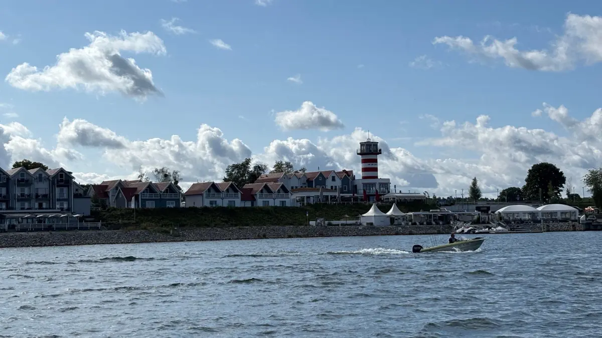 Blick über den Geierswalder See zum Leuchtturm-Hotel. Geierswalde hat sich zum Hauptort des Tourismus im sächsischen Teil des Lausitzer Seenlands gemausert.