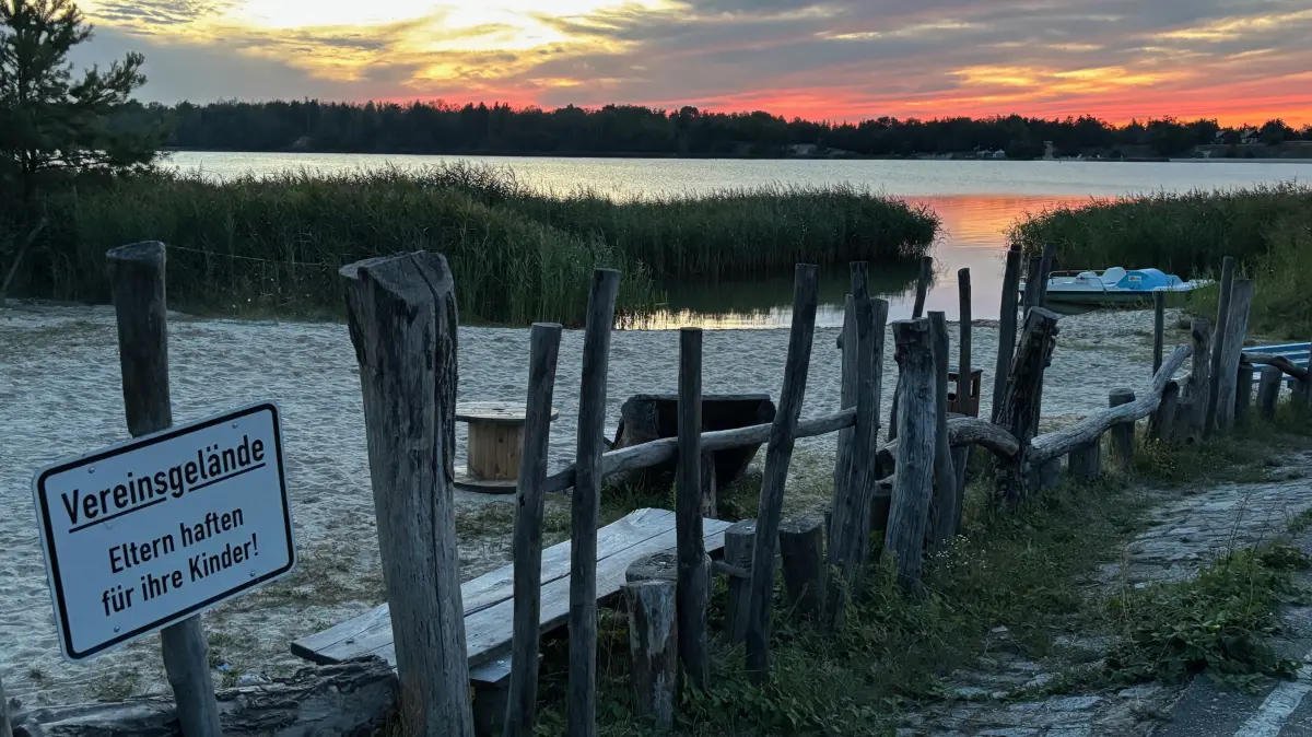 Abendstimmung am Dorfstrand des Partwitzer Sees. Die Idylle trügt. Bisweilen berichten Badegäste dort von ekligen Erlebnissen.