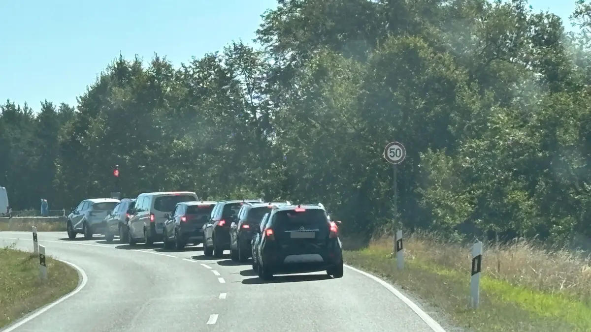 Die Bauampel am Kreisverkehr Kortitzmühle östlich von Geierswalde ist mittlerweile die dritte ihrer Art zwischen Hoyerswerda und Senftenberg.