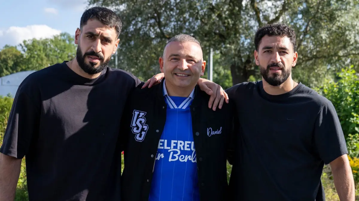 DFB-Pokal (1. Runde): VSG Altglienicke - VfL Wolfsburg 2026/27: Fußball, Herren, Saison 2026/2027, DFB-Pokal (1. Runde), VSG Altglienicke - VfL Wolfsburg (3:3 n.V., 5:6 i.E.), v. l. Tolga Cigerci (VSG Altglienicke), Daniel Böhm (Geschäftsführer der VSG Altglienicke Berlin Fußball GmbH), Tolga Cigerci (Energie Cottbus) vor dem Spiel, 24.08.2026, Foto: Matthias Koch