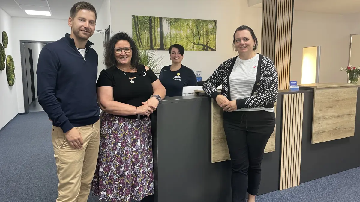Robert Schumann, Petra Kröger-Schumann, Franziska Szabo (therapeutisches Team) und Sandra Plath (Pflegedienstleitung Wundzentrum, v.l.) sind mit dabei, wenn Medizintechnik Kröger in Massen ein neues Firmenkapitel aufschlägt.