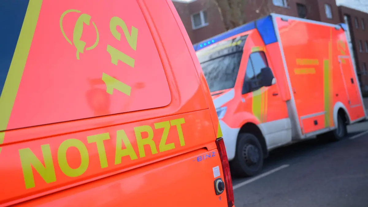 Notarzt und Rettungswagen: PRODUKTION - 03.02.2025, Niedersachsen, Hannover: Ein Notarzt Fahrzeug und ein Rettungswagen stehen an einer Einsatzstelle. (zu dpa: «Tödlicher Autounfall: Mutter stirbt, Tochter schwer verletzt») Foto: Julian Stratenschulte/dpa +++ dpa-Bildfunk +++