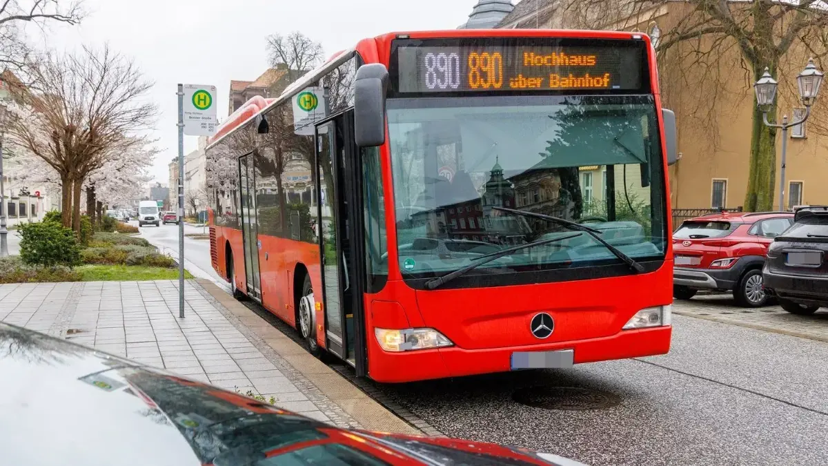 Die Bus–Linie 890 verbindet das Hochhaus mit dem Bahnhof und Kaltenborn in Guben. Stadtlinie Guben