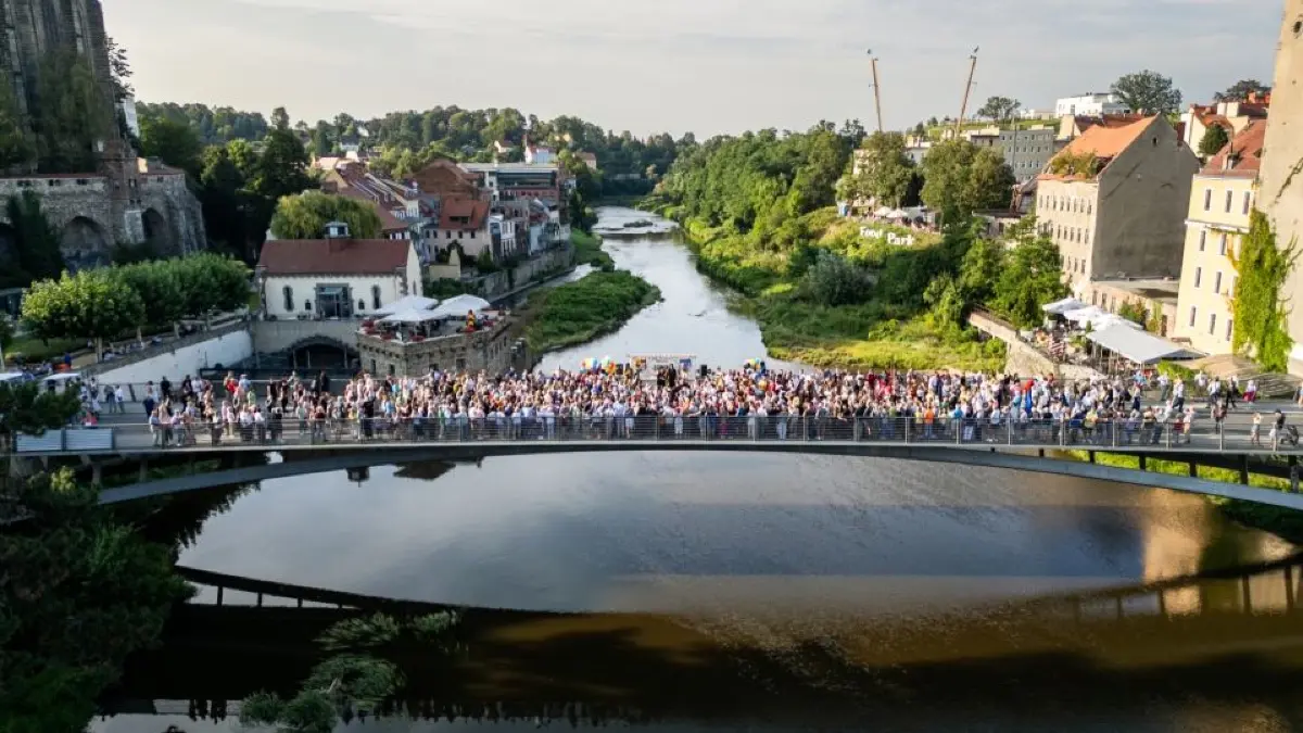 Feiern bis zum Horizont: Beim Altstadtfest in Görlitz spielt die Grenze keine Rolle, wie der Blick auf die Fußgängerbrücke zeigt.