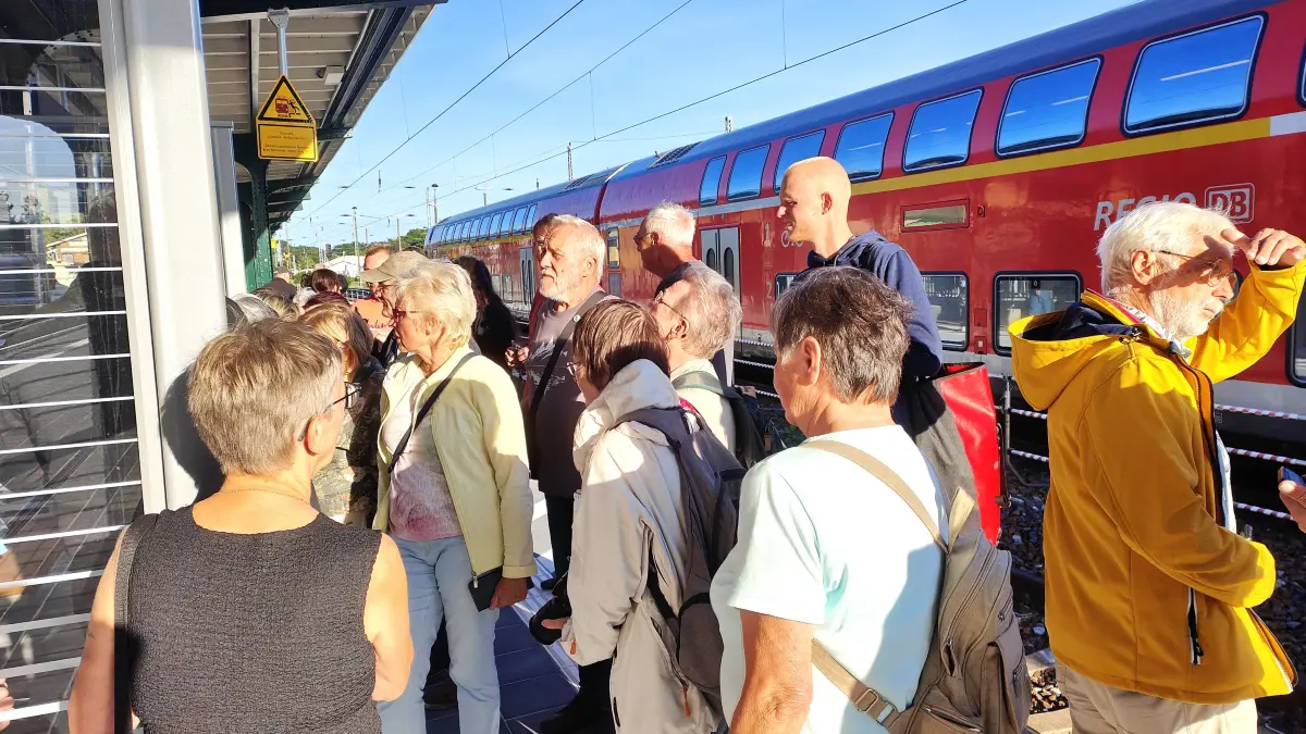 Bürger besichtigen den fertiggestellten Bahnsteig zwei in Hoyerswerda.