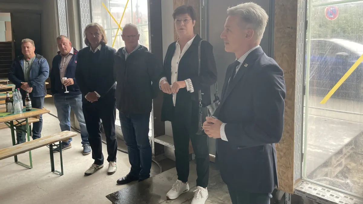 Richtfest des neuen Wohnhauses in der Leipziger Straße in Finsterwalde mit Bürgermeister Jörg Gampe (vorn) und Elke Koinzer (daneben). Ob es noch Wohnungen gibt und was die Miete kostet.