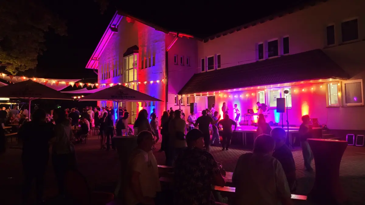 Nachts am Lindenhof in Bad Muskau. Samstagabend steht beim Sommerfest der Vereine vor allem Tanzen auf dem Programm.