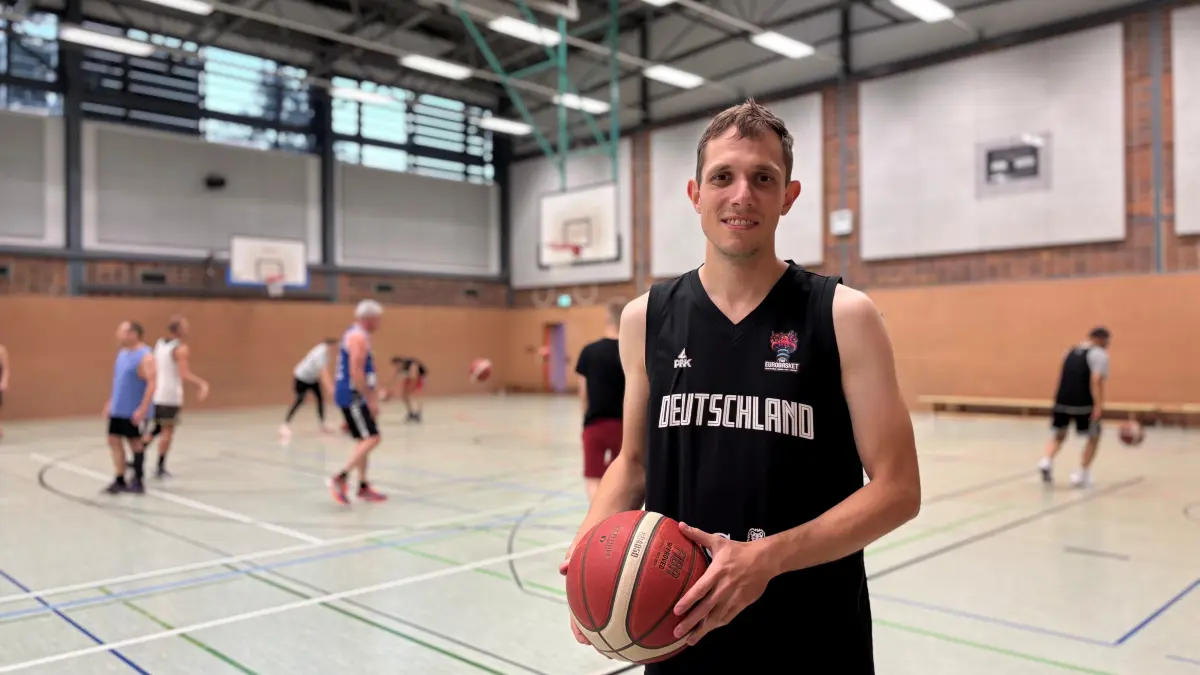 Dr. Johannes Weiland von der Brandenburgischen Technischen Universität Cottbus-Senftenberg (BTU) hat ein Optimierungsmodell entwickelt, das seit Mai 2026 bereits für mehrere Ligen des Brandenburgischen Basketballverbands (BBV) zur Erstellung der Spielpläne für die Saison 2026/2027 eingesetzt wird. Für Dr. Weiland besitzt das Thema zudem eine persönliche Bedeutung: Er spielt seit seiner Schulzeit Basketball und ist seit 2019 beim BBC “White Devils” Cottbus im Amateurbereich aktiv. Hier beim Training.