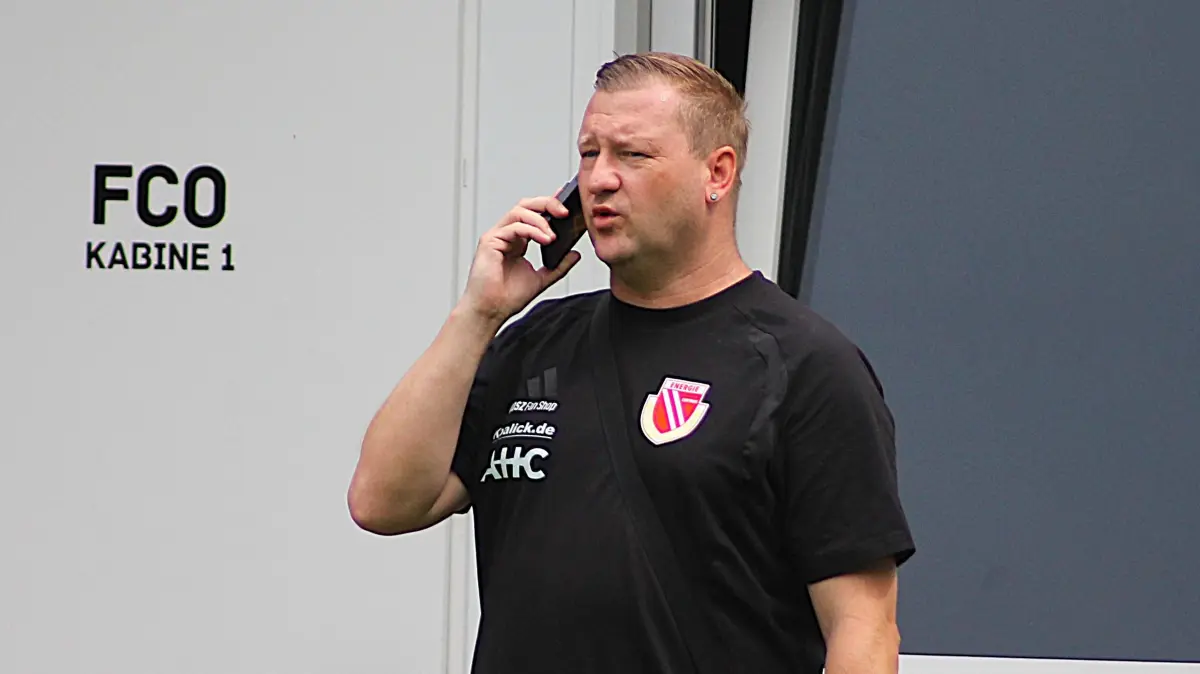 Stefan Scharfenberg-Hecht, Sprecher des FC Energie Cottbus, erklärt die Probleme beim Ticketvorverkauf für das Spiel beim VfL Wolfsburg in der 2. Bundesliga.