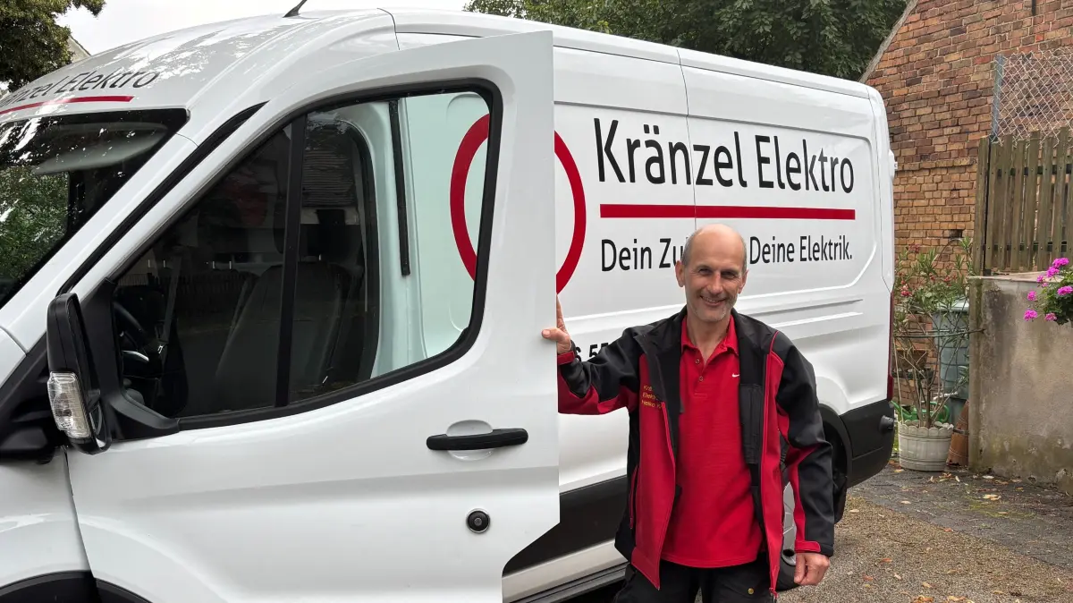 Seit dem 1. Juli 2026 ist Heiko Kränzel Inhaber der Firma Kränzel-Elektro in Tätzschwitz. Sein Transporter fungiert dabei als rollende Werkstatt.