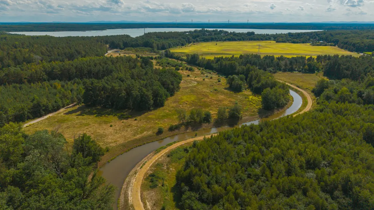 Impression von der Kleinen Spree nordöstlich von Hoyerswerda. Der Ausbau des linken Nebenflusses der Spree durch die LMBV ist jetzt vollendet.