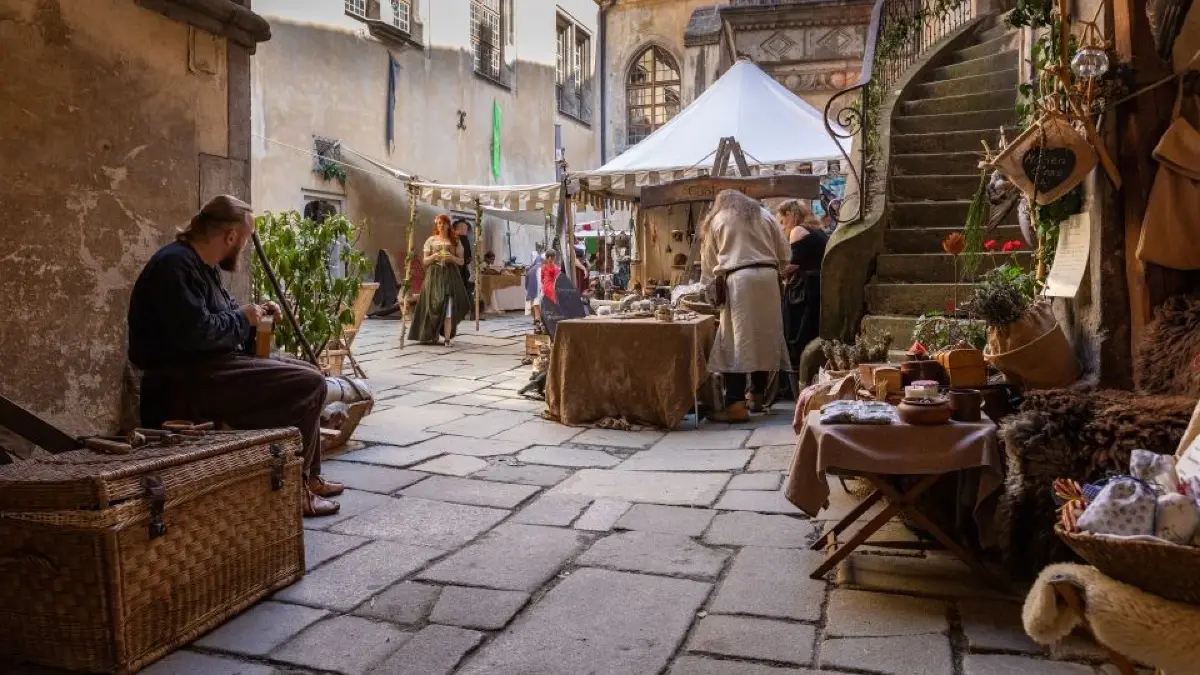 Im Rathaushof in Görlitz werden beim Altstadtfest alte Zeiten lebendig, wenn Handwerker ihr Können zeigen und traditionelle Künste neu entdeckt werden