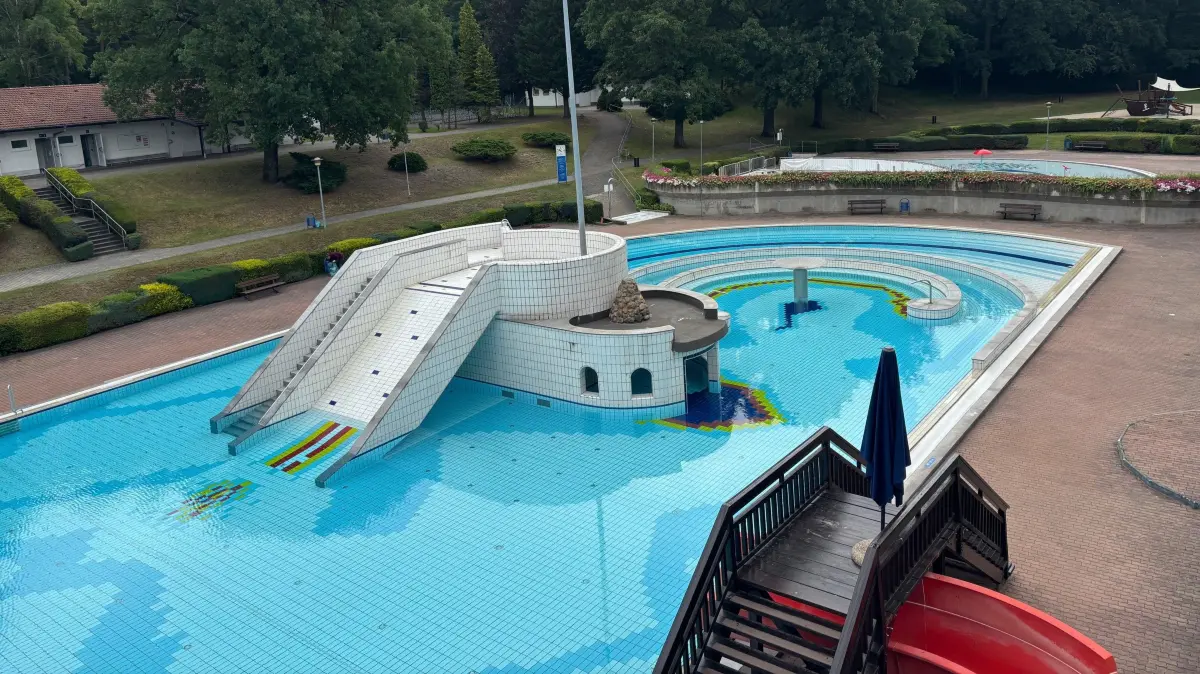 Für das beliebte Freibad im Kochsagrund von Spremberg ist die Saison bislang durchwachsen. Gut besuchte Phasen haben sich mit Leere bei kühler Witterung abgewechselt. Jetzt überrascht die Stadt mit einer Ankündigung.