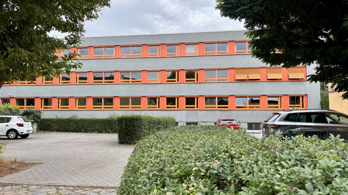 Blick auf die sportbetonte Grundschule in Cottbus. Die bei sportlichen Kindern beliebte Schule hat im Schuljahr 2026/27 nur zwei erste Klassen eröffnet. Das hat Folgen.